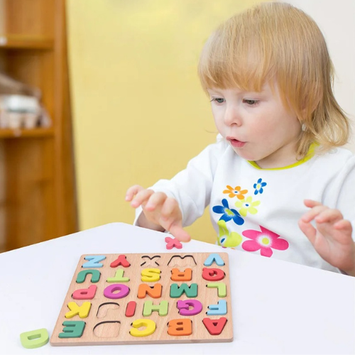 Bebe-jouant-avec-un-puzzle-en-bois-alphabet-Montessori"