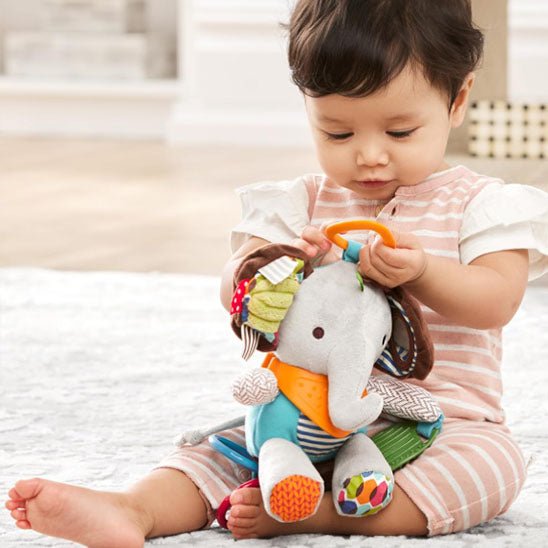 hochet-bébé-peluche-pour-rendre-bébé-calme-pendant-que-vous-vaguez-à-vos-occupations
