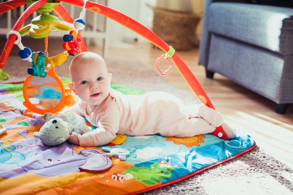 Bébé-jouant-sur-un-tapis-d'éveil-sécurisé.